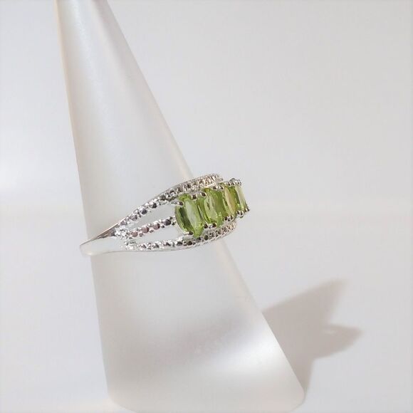 Peridot 1.4 Carats tw Ring in Sterling Silver Size 6-1/4 - Picture 6 of 8